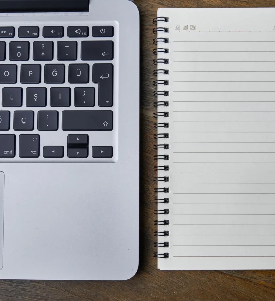 teclado de notebook e caderno